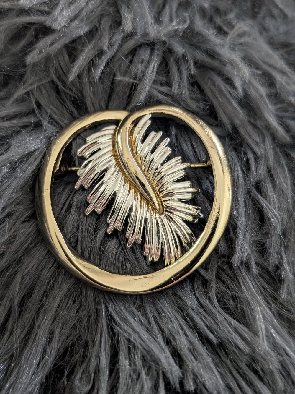 Gold Tone Leaf Circle Brooch